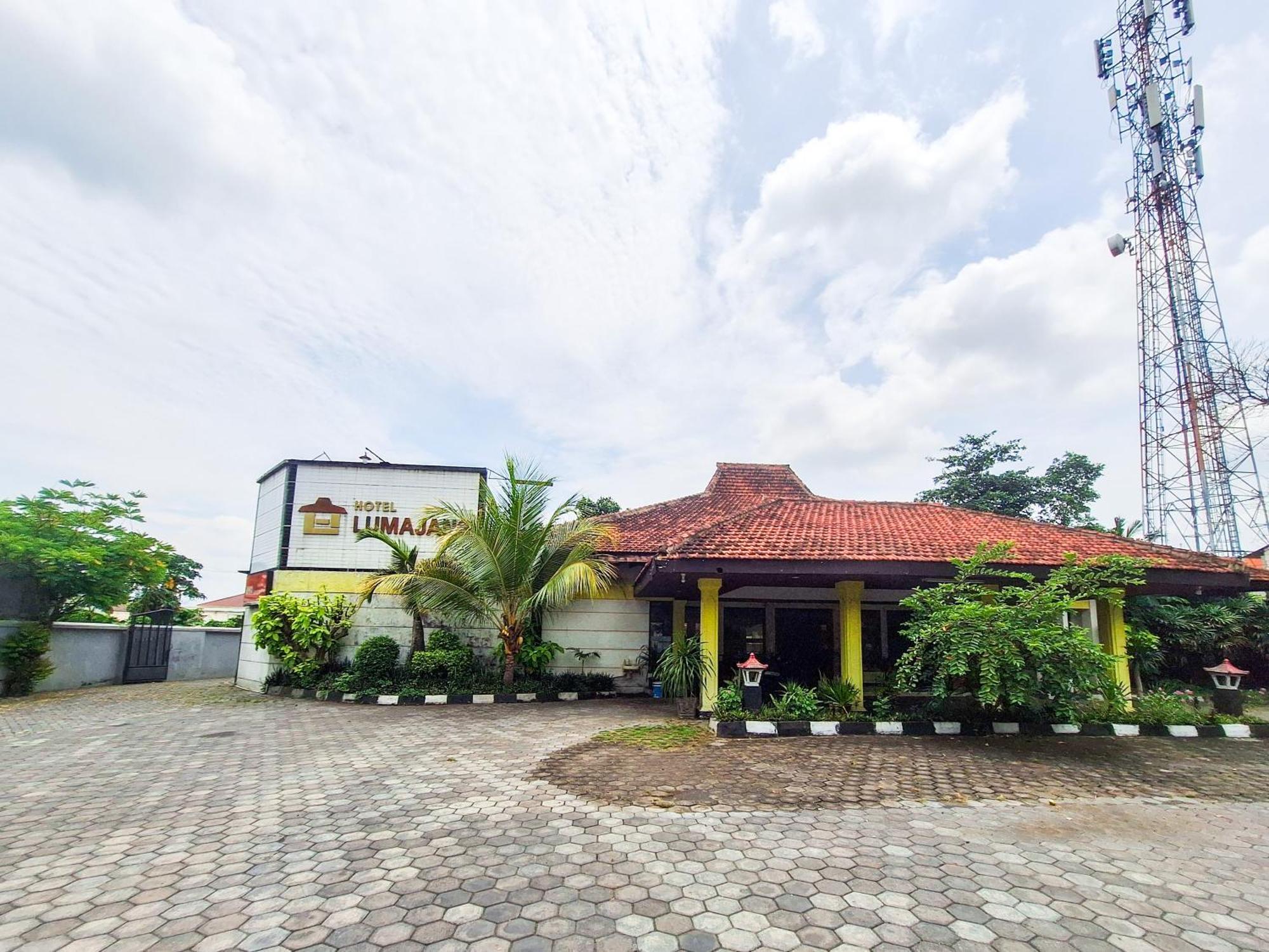 Reddoorz Near Stadion Semeru Lumajang Jawa Timur Εξωτερικό φωτογραφία